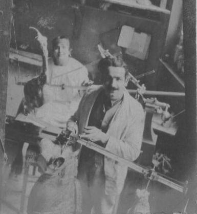 Victor et Georgette Haligon derrière un pantographe